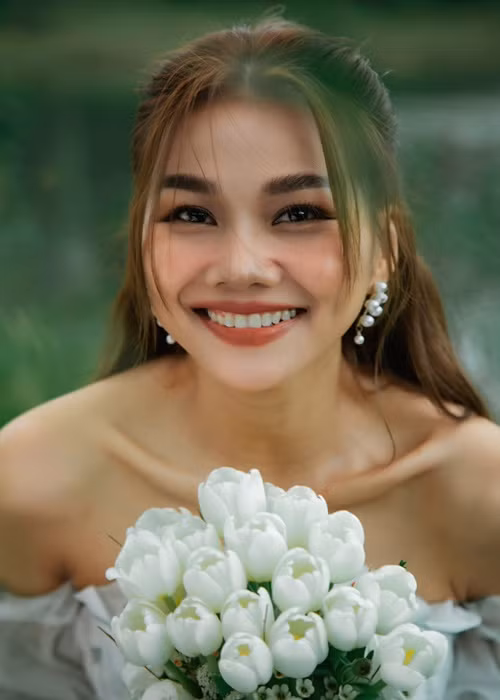 Thanh Hằng diện váy cưới trễ vai, khoe vẻ gợi cảm giữa thiên nhiên. Ảnh: FBNV.