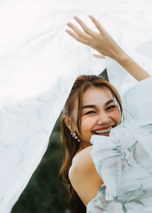 Chân dài lên xe hoa ở tuổi 40. Ảnh: FBNV.