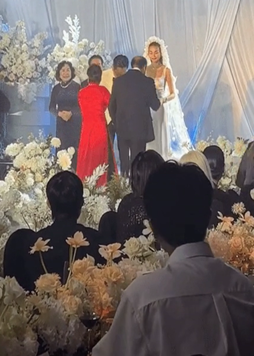 Mẹ chồng Thanh Hằng (ngoài cùng bên trái) rạng rỡ trong đám cưới. Ảnh: Dân Việt.