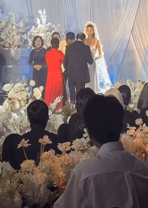 Mẹ chồng Thanh Hằng (ngoài cùng bên trái) rạng rỡ trong đám cưới. Ảnh: Dân Việt.