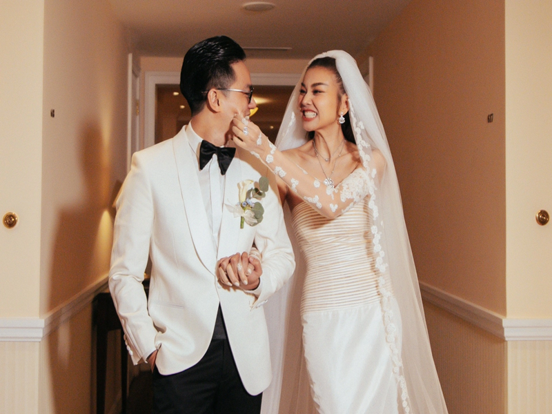 Trong cuộc phỏng vấn với Dân Trí sau đám cưới, Thanh Hằng cho biết, chồng tài giỏi, hiểu biết. Nữ người mẫu tự hào khi có bạn đời như vậy. "Anh xứng đáng ở cạnh tôi và anh ấy cũng hãnh diện khi có bạn đời như tôi. Anh Minh nhìn vậy thôi chứ cũng 'dữ dội', là 'đại gia ngầm'", Thanh Hằng nói. Ảnh: Dân Trí.