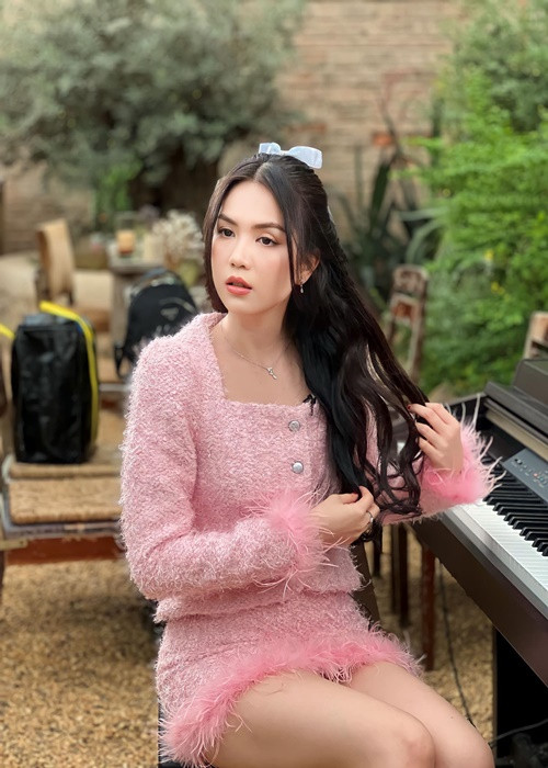 Ngày chân ướt chân ráo vào showbiz, Ngọc Trinh làm người thứ ba. Nữ người mẫu chọn đàn ông có vợ vì cô nghèo. Ngọc Trinh chấp nhận bị ném đá với lời thú nhận là người thứ ba. Ảnh: FBNV.