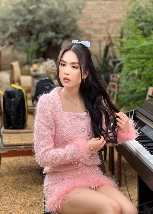 Ngày chân ướt chân ráo vào showbiz, Ngọc Trinh làm người thứ ba. Nữ người mẫu chọn đàn ông có vợ vì cô nghèo. Ngọc Trinh chấp nhận bị ném đá với lời thú nhận là người thứ ba. Ảnh: FBNV.