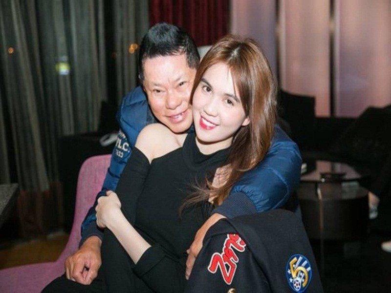 Cuối tháng 12/2016, tỷ phú Hoàng Kiều thừa nhận yêu Ngọc Trinh. Dư luận có ý kiến trái chiều về mối tình "27-72" của cặp đôi này. Không ít người cho rằng đây chỉ là cuộc vui giữa chân dài và đại gia, không phải là một tình yêu thực sự. Không nằm ngoài dự đoán của nhiều cư dân mạng, cuộc tình của Ngọc Trinh và Hoàng Kiều kết thúc chỉ sau 3 tháng. Ảnh: FBNV.