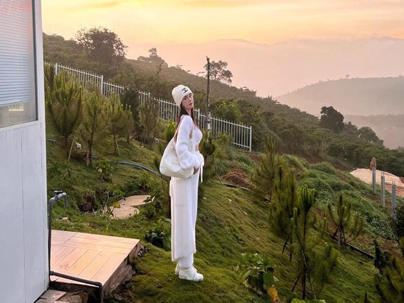 Tên tuổi của Ngọc Trinh gắn liền với thị phi. Năm 2022, theo Người Lao Động, các cơ quan chức năng TP Bảo Lộc xác định việc Ngọc Trinh mua lại khu đất 11 ha tại xã Đại Lào là không có cơ sở. Khu đất này vẫn đứng tên chủ sở hữu là bà Nguyễn Thị Thu Nguyệt. Nhanh chóng, nhiều người cho rằng Ngọc Trinh “nổ” mua đất. Ảnh: Vietnamnet.