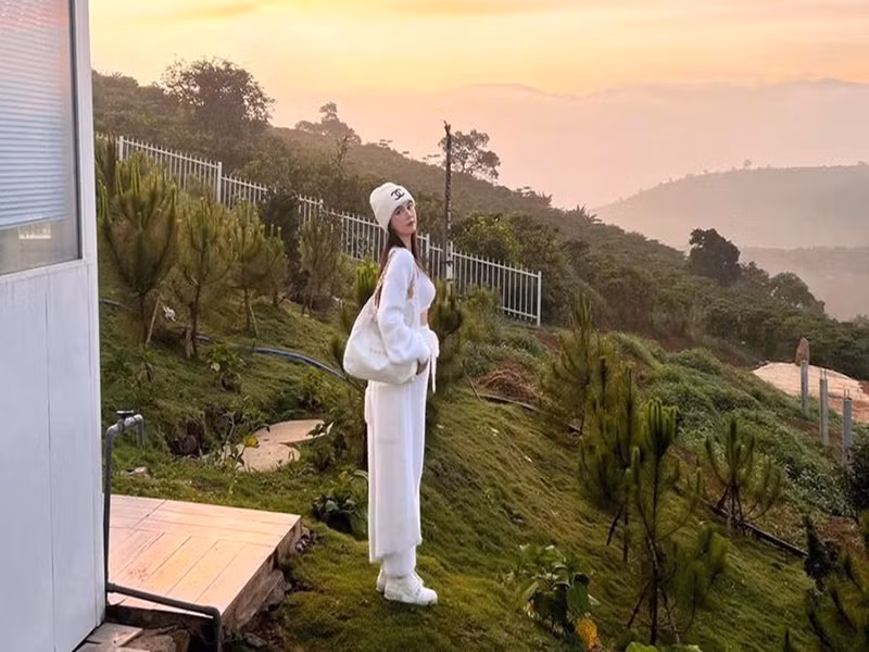 Tên tuổi của Ngọc Trinh gắn liền với thị phi. Năm 2022, theo Người Lao Động, các cơ quan chức năng TP Bảo Lộc xác định việc Ngọc Trinh mua lại khu đất 11 ha tại xã Đại Lào là không có cơ sở. Khu đất này vẫn đứng tên chủ sở hữu là bà Nguyễn Thị Thu Nguyệt. Nhanh chóng, nhiều người cho rằng Ngọc Trinh “nổ” mua đất. Ảnh: Vietnamnet.