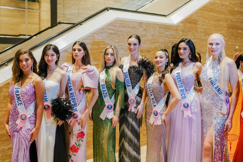 Nàng hậu đọ vẻ quyến rũ bên các đối thủ. Ảnh: Miss International.