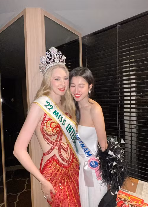 Phương Nhi đọ sắc Jasmin Selberg trong một hoạt động. Ảnh: FBNV.