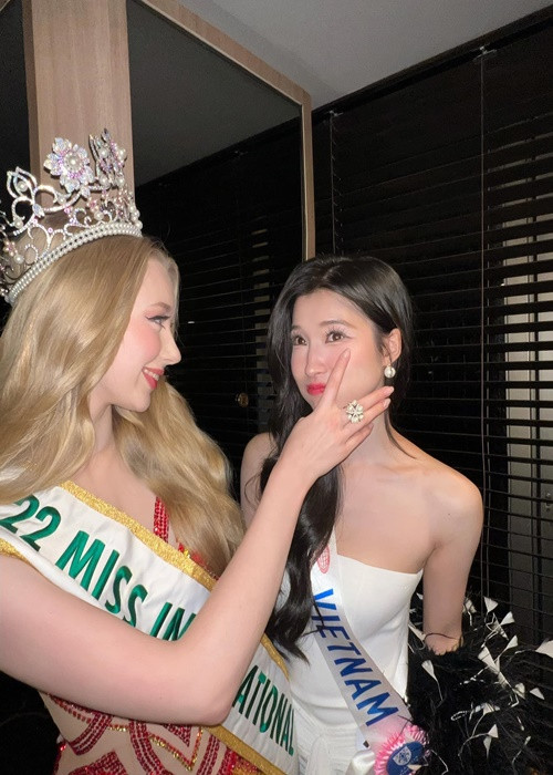 Đại diện Việt Nam khá thân thiết với đương kim Hoa hậu Quốc tế. Ảnh: FBNV.