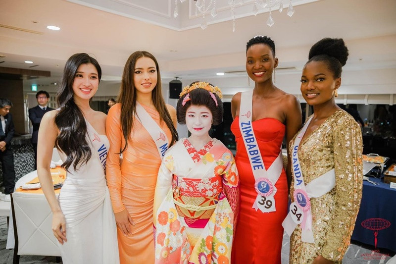 Trên Tiền Phong, Phương Nhi giải thích: "Khi đó, tôi chỉ muốn các khán giả đang xem livestream sẽ gọi tên tiếng Anh của Miss Cambodia giống với tên sash để cô ấy hiểu rằng khán giả đang muốn giao lưu với mình". Ảnh: Miss International.