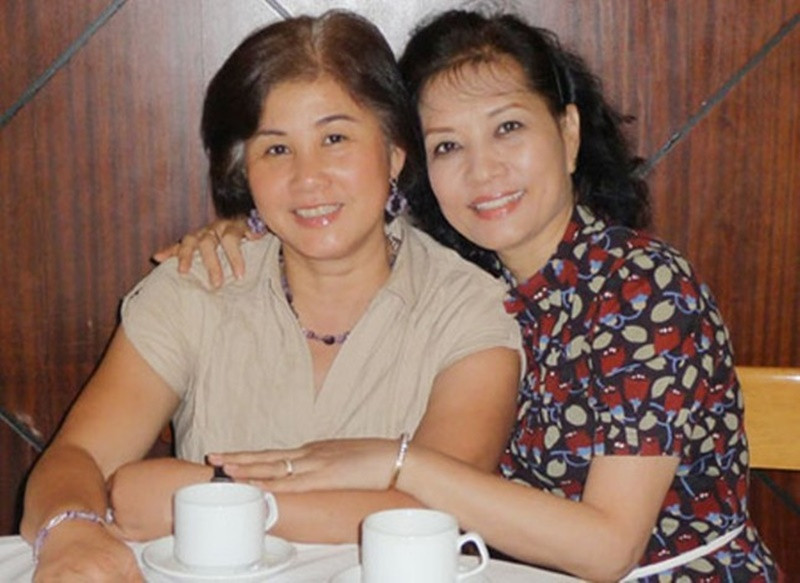 Năm 2012, Thúy An tham gia cuộc gặp gỡ các diễn viên của Biệt động Sài Gòn. Trong ảnh, bà hội ngộ nghệ sĩ Hà Xuyên. Ảnh: Tiền Phong.