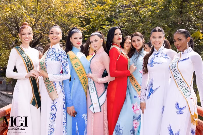 Đại diện đến từ Hà Lan (thứ ba bên trái) chia sẻ: “Tôi cảm thấy rất xúc động khi được trải nghiệm nền văn hóa của Việt Nam. Tôi rất yêu áo dài. Tôi cảm thấy rất tự tin khi mặc trang phục này”.