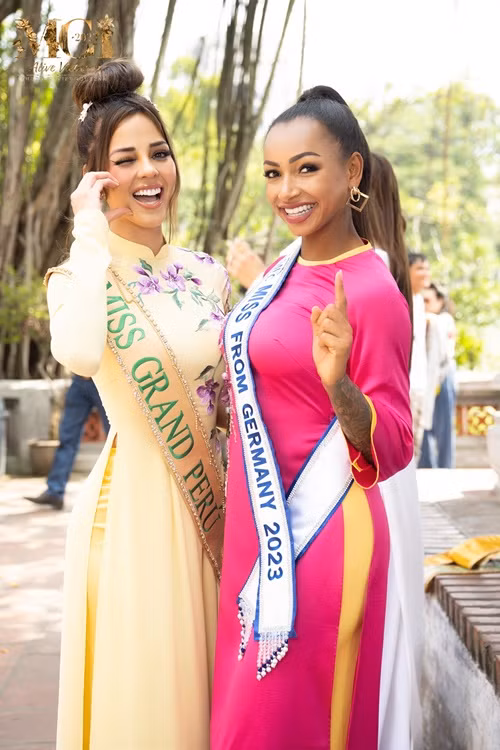 Đại diện Peru và Đức đọ sắc trong tà áo dài.