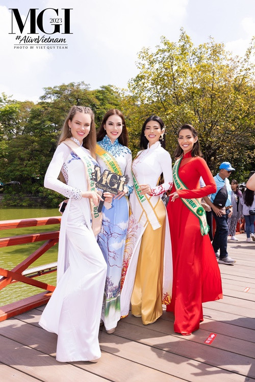 Vào sáng ngày 5/10, các thí sinh Miss Grand International 2023 - Hoa hậu Hòa bình Quốc tế 2023 diện áo dài tham quan các di tích lịch sử như Hồ Hoàn Kiếm, đền Ngọc Sơn và Văn Miếu Quốc Tử Giám.
