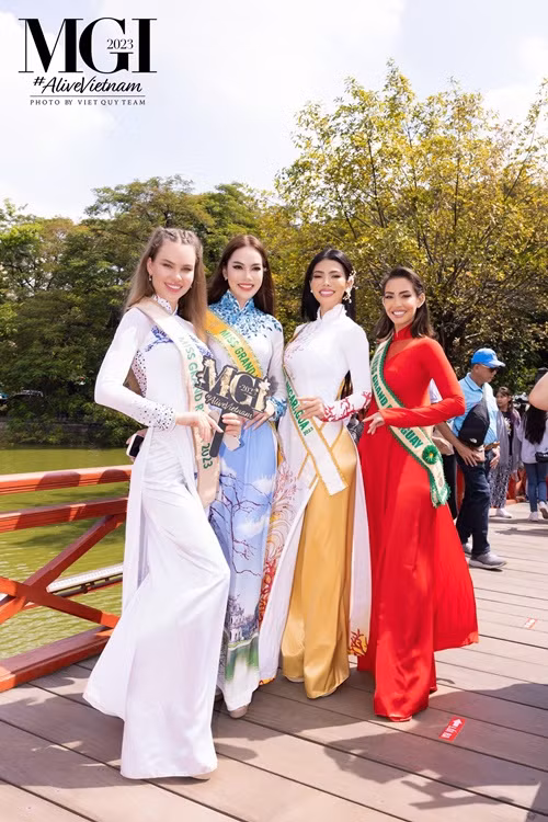 Vào sáng ngày 5/10, các thí sinh Miss Grand International 2023 - Hoa hậu Hòa bình Quốc tế 2023 diện áo dài tham quan các di tích lịch sử như Hồ Hoàn Kiếm, đền Ngọc Sơn và Văn Miếu Quốc Tử Giám.