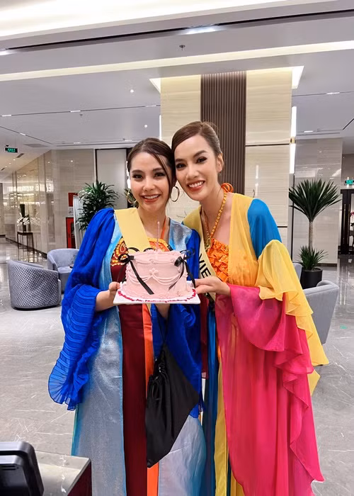 Đại diện Việt Nam ghi điểm trong mắt nhiều thí sinh. Mới đây, Lê Hoàng Phương tặng bánh và hát chúc mừng sinh nhật hai đại diện Paraguay và Lào. Ảnh: FBNV.