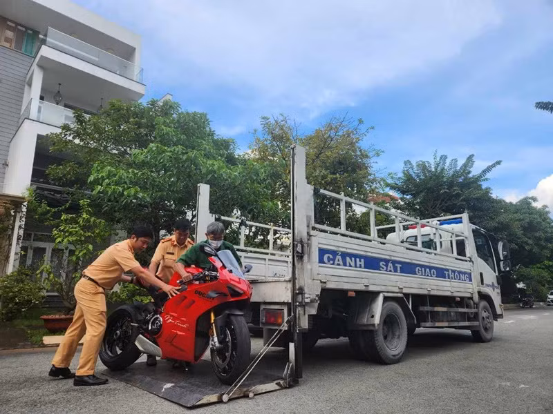 Công an TP Thủ Đức và Phòng Cảnh sát giao thông đường bộ, đường sắt (PC08) đã lập biên bản các lỗi: Điều khiển phương tiện che lấp biển số, không có giấy đăng ký xe, không có giấy phép lái xe và Nằm trên yên xe điều khiển xe. Ngoài ra, PC08 và Công an TP Thủ Đức lập biên bản tạm giữ 2 mô tô Ngọc Trinh sử dụng trong các clip. Ảnh: Vietnamnet.