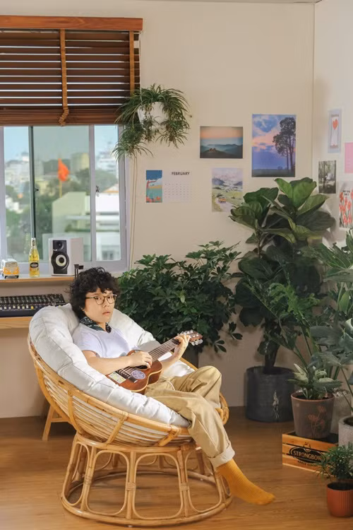 Tiên Tiên tên thật là Huỳnh Nữ Thủy Tiên, sinh năm 1991. Cô vừa ca hát vừa sáng tác. Các bài hát được yêu thích của Thủy Tiên gồm: Say you do, Chưa bao giờ, Giữ em đi, Gọi mưa, My everything, Vì tôi còn sống. Ảnh: FBNV.