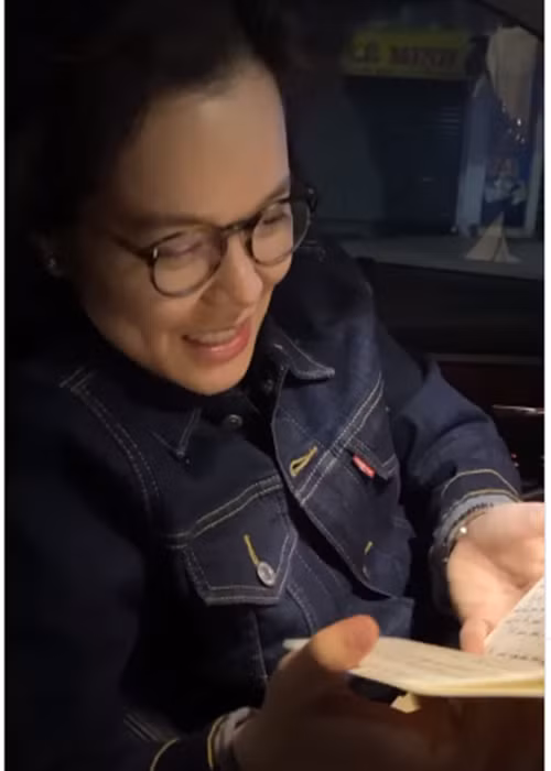 Tiên Tiên khoe clip nhận quà từ người yêu. Giọng ca Say you do cho biết: "Since you came into my life, you have made it infinitely better. I really and truly cannot thank you enough" (Tạm dịch: Kể từ khi em bước vào cuộc đời tôi, em đã khiến cho cuộc sống của tôi tốt đẹp hơn rất nhiều. Lời cảm ơn em là thực sự không đủ). Ảnh chụp màn hình.