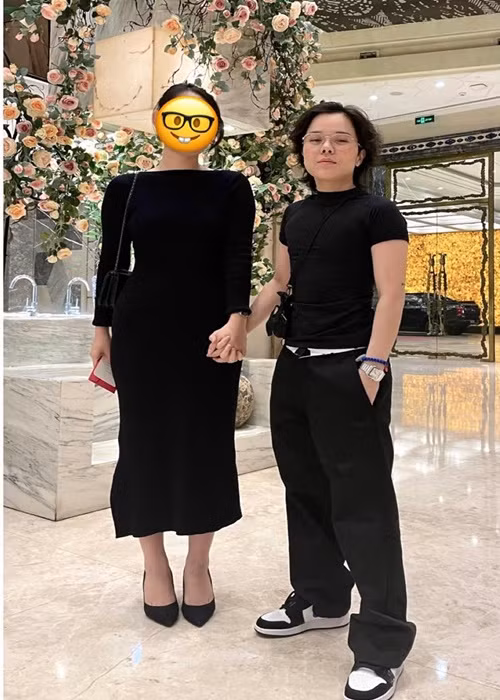 Trên trang cá nhân, ca sĩ Tiên Tiên vừa khoe hình ảnh nắm tay người tình đồng giới. Ảnh: FBNV.