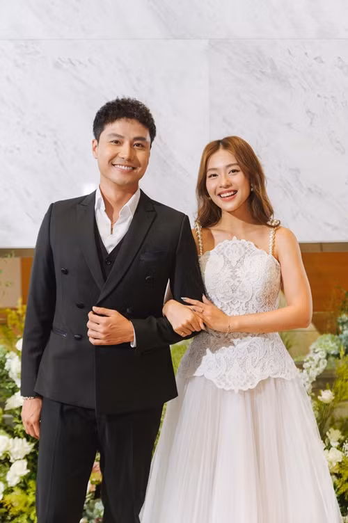  Khả Ngân - Thanh Sơn vừa tham gia một sự kiện của NTK Chung Thanh Phong. Trong khi Khả Ngân diện váy trắng, Thanh Sơn mặc vest lịch lãm. Ảnh: FBNV.