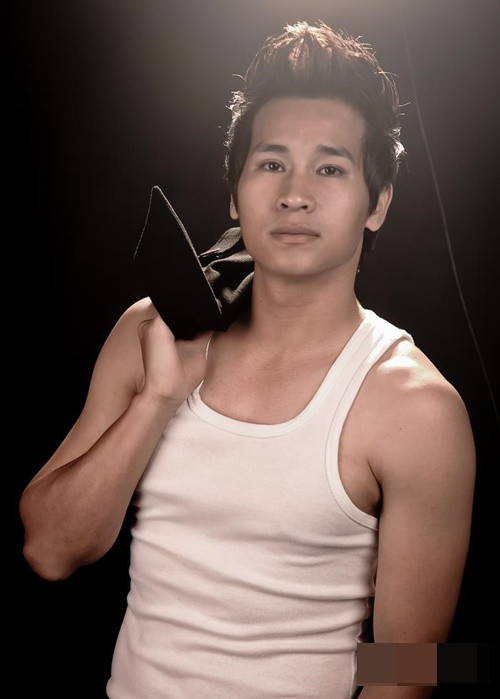 Theo Chu Bin, từ lớp 12, anh đi hát kiếm tiền ở phòng trà, mỗi đêm nhận được 20.000 đồng để phụ giúp cho mẹ. Ảnh: FBNV.