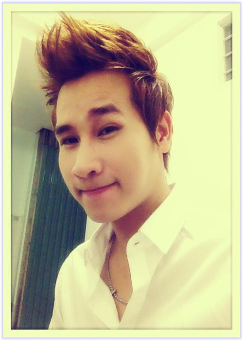 Những năm 2003, anh hát và kiêm bán vé cho sân khấu hội chợ mỗi đêm được 50.000 – 60.000 đồng. Kết thúc đêm diễn, anh thay đồ để bốc vác loa, đài cho đoàn đến một tỉnh khác để hát. Ảnh: FBNV.