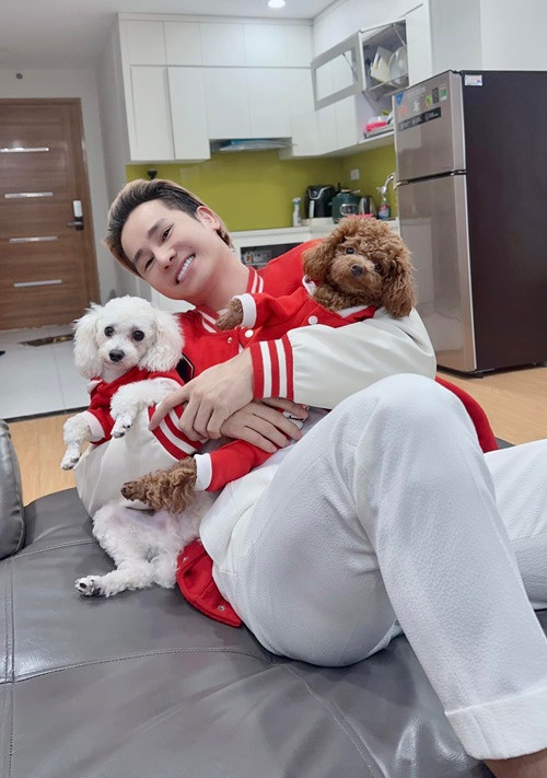 Trên trang cá nhân, Chu Bin khẳng định trong 3 năm bên nhau, anh không để N.T thiếu thốn một thứ gì, thậm chí lo trả nợ 500 triệu cho cô. Ngày chia tay, Chu Bin chuyển khoản cho bạn gái cũ 200 triệu. Theo Chu Bin, anh chưa gửi 10 triệu tháng 4 cho bạn gái cũ vì phải trả nốt số nợ 100 triệu của cô. Ngoài ra, Chu Bin chia sẻ trên Saostar, anh quen người mới sau khi chia tay N.T. Ngoài ra, nam ca sĩ giải thích, tin nhắn anh mong muốn có hai người vợ, là N.T và thêm một cô gái khác do N.T tung ra chỉ là lời trêu đùa. Ảnh: FBNV.