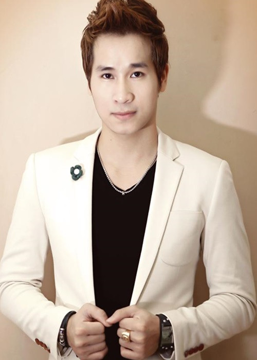 Nam ca sĩ Chu Bin sinh năm 1985, tên thật là Chu Đăng Thanh. Anh có cha là võ sư Karatedo. Khi nhỏ, Chu Bin theo học Karate. Học cấp 3, anh chuyển sang học Taekwondo và từng giành huy chương đồng, huy chương bạc cá nhân hai năm liên tiếp tại cuộc thi Taekwondo trẻ toàn quốc tổ chức tại Hải Phòng và Bình Thuận. Ảnh: FBNV.