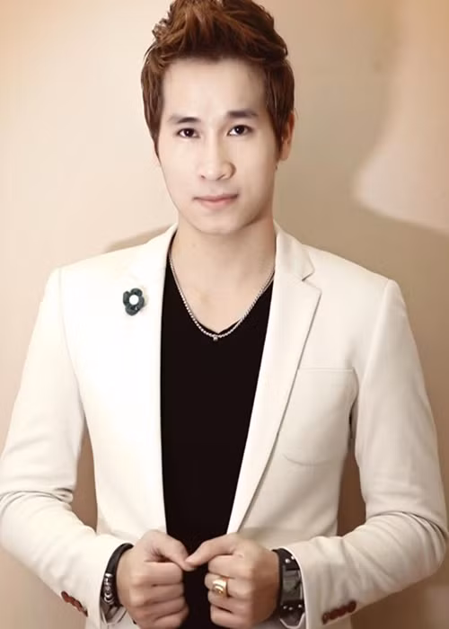 Nam ca sĩ Chu Bin sinh năm 1985, tên thật là Chu Đăng Thanh. Anh có cha là võ sư Karatedo. Khi nhỏ, Chu Bin theo học Karate. Học cấp 3, anh chuyển sang học Taekwondo và từng giành huy chương đồng, huy chương bạc cá nhân hai năm liên tiếp tại cuộc thi Taekwondo trẻ toàn quốc tổ chức tại Hải Phòng và Bình Thuận. Ảnh: FBNV.