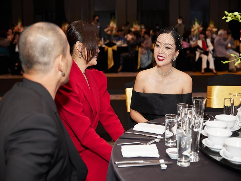 Băng Di khoe vai trần gợi cảm thu hút mọi ánh nhìn tại sự kiện.