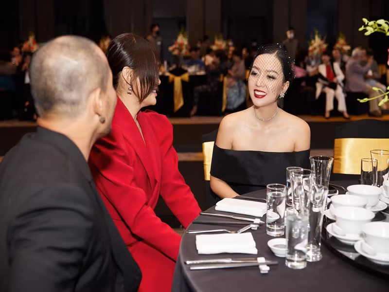 Băng Di khoe vai trần gợi cảm thu hút mọi ánh nhìn tại sự kiện.