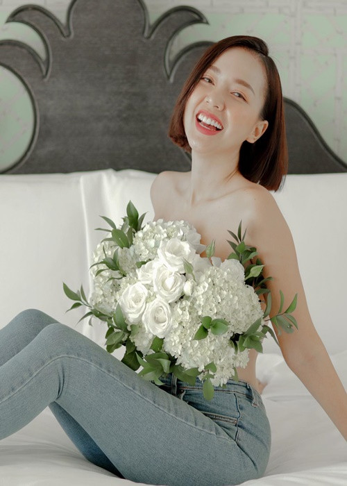 Ở đời thường, Tư Mắm của Đất rừng phương Nam có phong cách đa dạng khi quyến rũ, lúc cá tính, năng động.