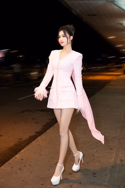 A hau Phuong Nhi dep rang ro sang Nhat thi HH Quoc te 2023