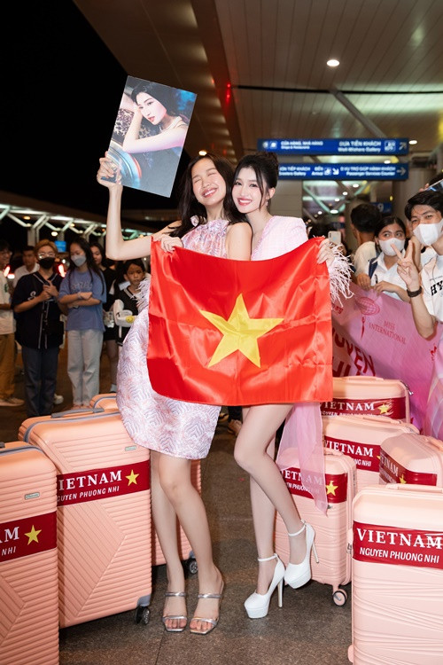 Dàn hậu đình đám gồm: Bảo Ngọc, Mai Phương… có mặt tại sân bay để tiễn Phương Nhi.