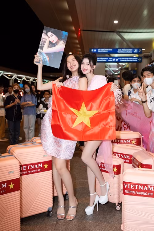 Dàn hậu đình đám gồm: Bảo Ngọc, Mai Phương… có mặt tại sân bay để tiễn Phương Nhi.