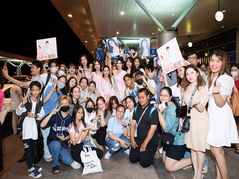 Phương Nhi còn vui mừng khi ở trong vòng tay của các fan.