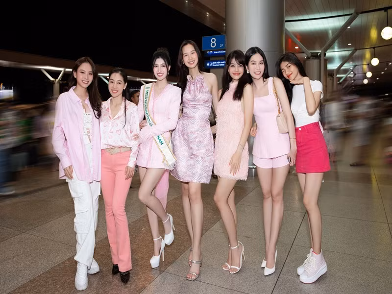 Phương Nhi hạnh phúc khi được các chị em thân thiết đến tiễn.