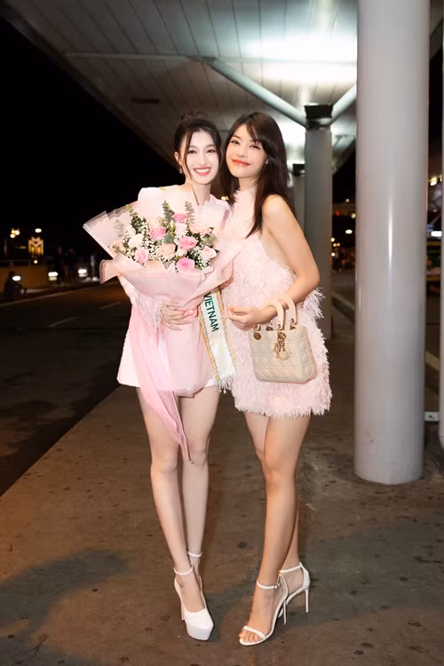 Các á hậu: Kiều Loan, Minh Kiên, Phương Anh diện trang phục tông hồng khi đến tiễn Phương Nhi.