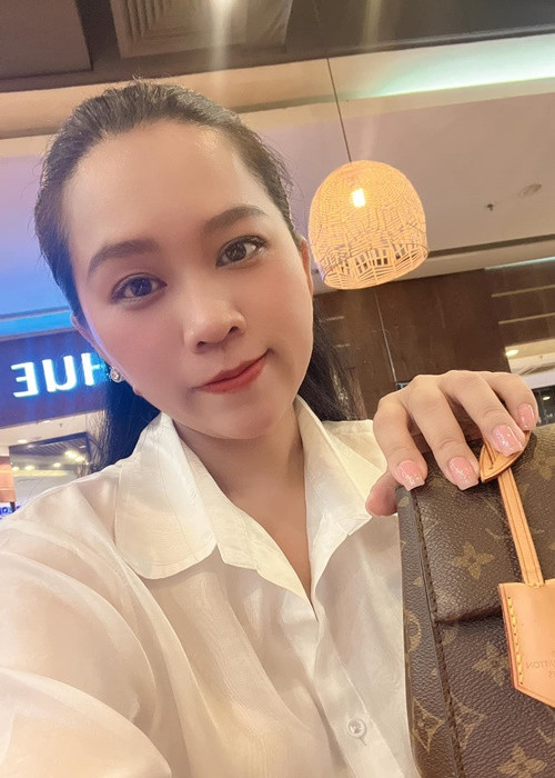 Hồi tháng 6, chia sẻ với Arttimes, Hồng Phượng cho biết, cô bị hủy show rất nhiều. "Không ai còn dám mời show tôi vì sợ bị làm phiền", nữ ca sĩ cho biết. Ảnh: FBNV.