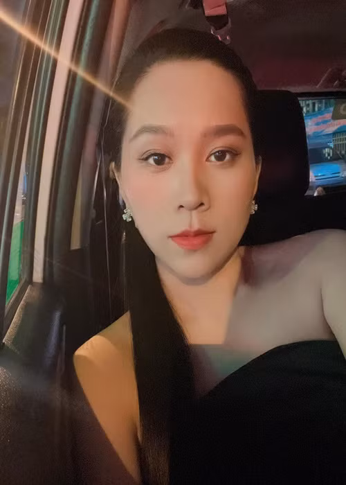 Hồng Phượng từng bị lập hàng loạt tài khoản giả mạo trên mạng xã hội. Nữ ca sĩ chia sẻ trên Zing, các tài khoản này đưa ra các phát ngôn sai lệch hoặc để lại bình luận tiêu cực. Hồng Phượng không biết ai đứng sau các tài khoản này nhưng cho rằng có người cố tình làm vậy để công kích cô. Ảnh: FBNV.