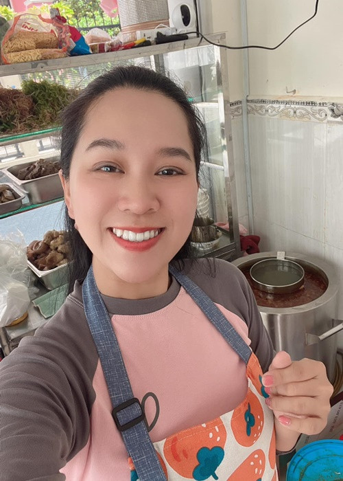 Hiện tại, vợ chồng Hồng Phượng mở quán bún bò. Ảnh: FBNV.
