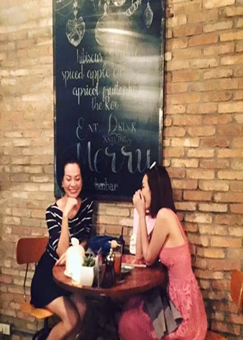 Ngọc Thúy gặp gỡ Trúc Diễm năm 2016 tại Việt Nam. Ảnh: Khám Phá.