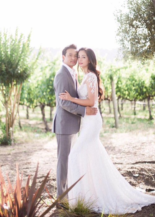 Trải qua 1 lần đò, có hai cô con gái, Ngọc Thúy gắn bó với luật sư Trường. Cặp đôi đính hôn vào năm 2015. 1 năm sau đó, cả hai tổ chức đám cưới. Hiện tại, vợ chồng Ngọc Thúy có một cậu con trai chung. Ảnh: Dân Trí.