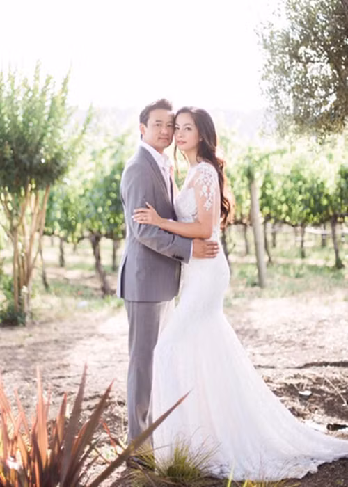 Trải qua 1 lần đò, có hai cô con gái, Ngọc Thúy gắn bó với luật sư Trường. Cặp đôi đính hôn vào năm 2015. 1 năm sau đó, cả hai tổ chức đám cưới. Hiện tại, vợ chồng Ngọc Thúy có một cậu con trai chung. Ảnh: Dân Trí.