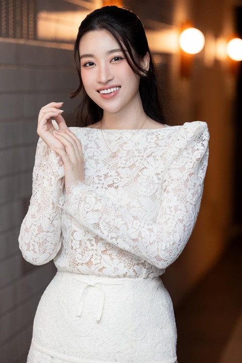 Trên trang cá nhân, Hoa hậu Đỗ Mỹ Linh vừa đăng tải loạt ảnh mới. "Xin phép thoát vai 1 xíu ạ", người đẹp viết. Ảnh: FBNV.