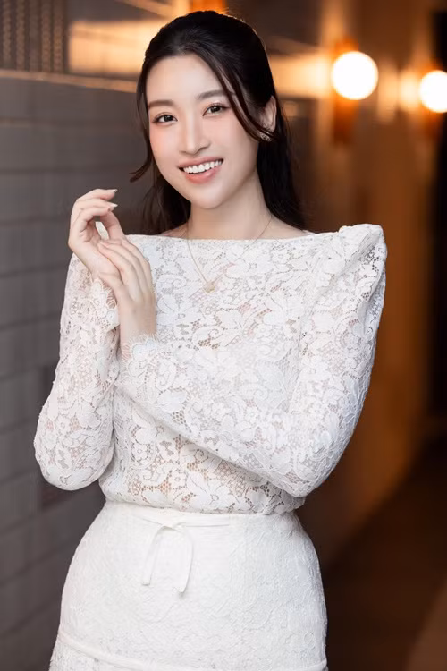 Hoa hau Do My Linh khoe nhan sac 