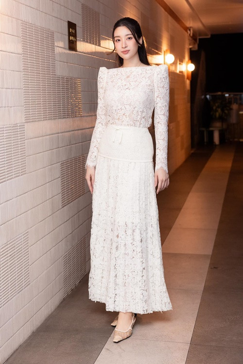 Mỹ Linh khoe nhan sắc rạng rỡ sau ít tháng sinh con gái đầu lòng. Ảnh: FBNV.