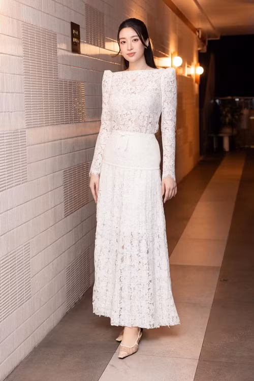 Mỹ Linh khoe nhan sắc rạng rỡ sau ít tháng sinh con gái đầu lòng. Ảnh: FBNV.