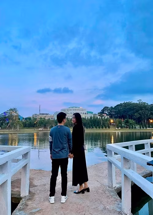 Mới đây, Đỗ Vinh Quang đăng tải hình ảnh tình tứ bên Đỗ Mỹ Linh đồng thời gửi lời chúc mừng sinh nhật đến nàng hậu: "Chúc mừng sinh nhật bạn cùng phòng, tuổi mới dễ tính hơn nhé". Dưới bài đăng, Mỹ Linh để lại bình luận: "Bao nhiêu hình đẹp tại sao không đăng. Dù sao muốn dễ tính thì hãy ngoan nhá! Cảm ơn bố béo". Ảnh: FBNV.